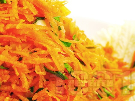 Салата от моркови, китайско зеле и магданоз - снимка на рецептата